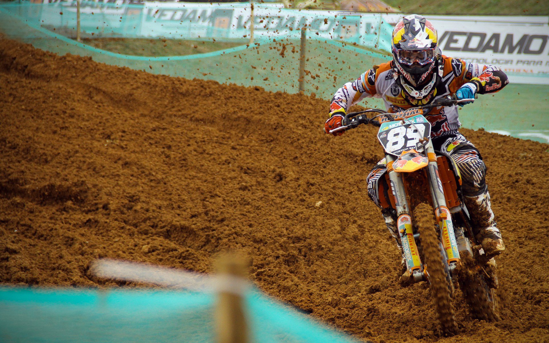 横滨水手中场发挥关键作用,横滨水手球迷